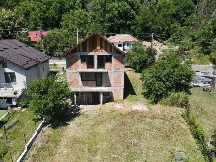 Casă cu Teren 1012 Mp în Merișani