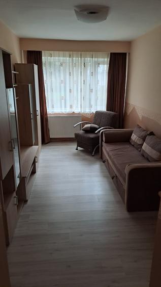 Apartament cu 3 camere semidecomandat în Gojdu