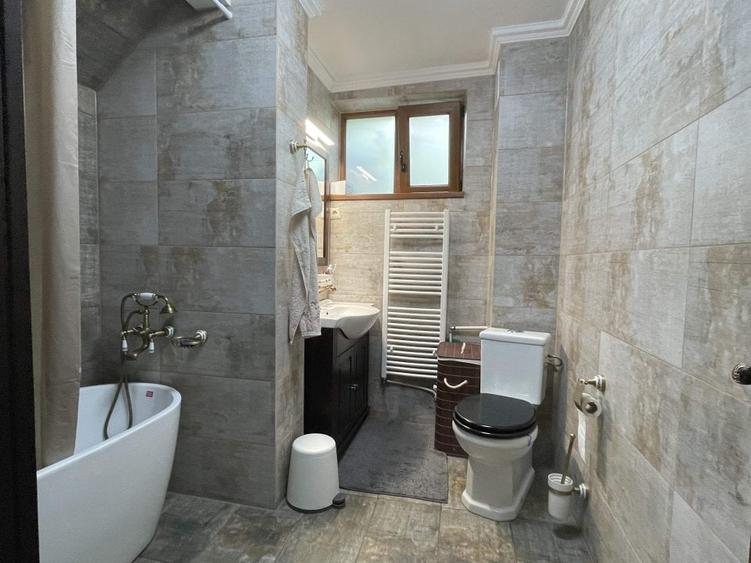 Casă individuală cu 6 camere cu Canalizare în Orașul de Jos