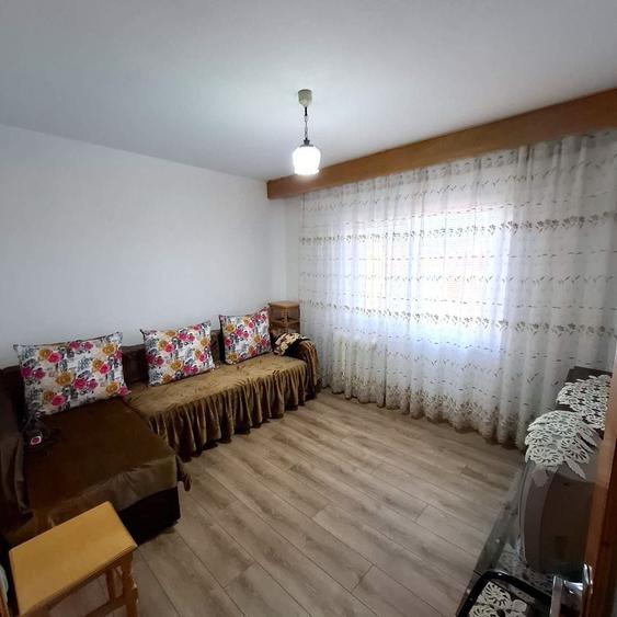 Apartament cu 3 camere decomandat în Sud