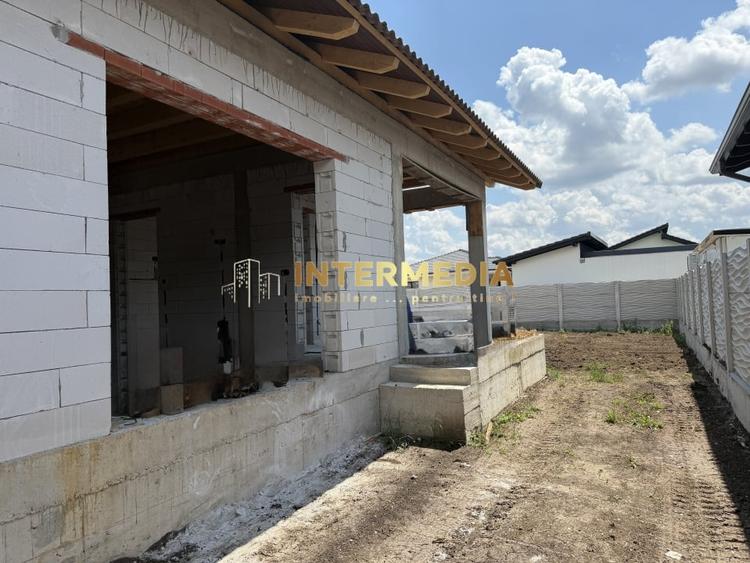 Casă individuală cu 4 camere cu Canalizare în Cetate