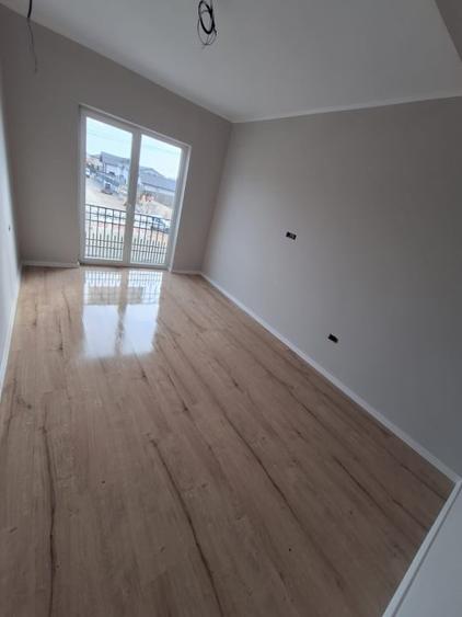 Duplex cu 5 camere cu Canalizare în Moșnița Nouă
