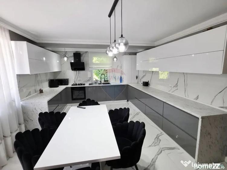 Apartament cu 5 camere decomandat în Precista