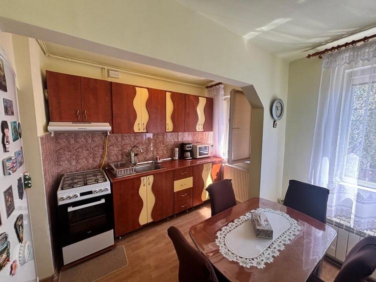 Apartament cu 3 camere semidecomandat, mobilat în Calea Moldovei