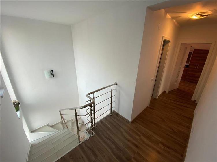 Duplex cu 5 camere cu Canalizare în Iris