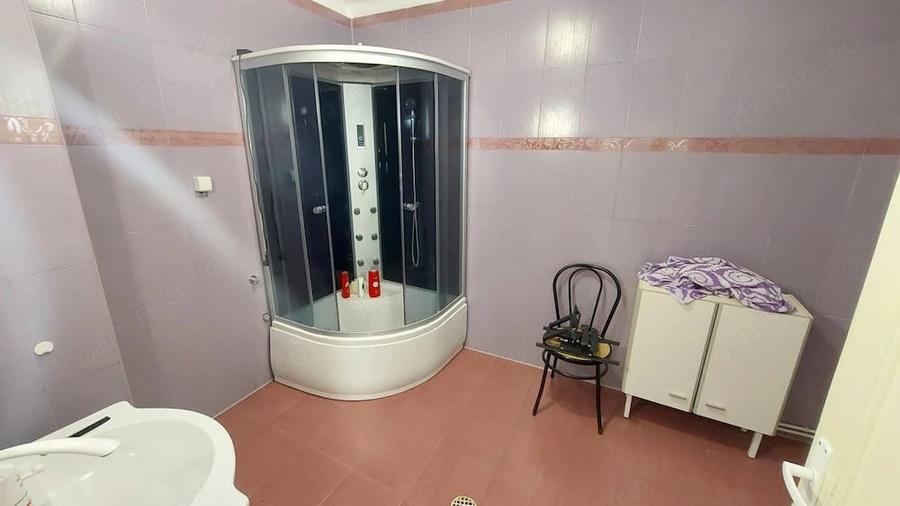 Casă cu 8 camere cu Teren 800 Mp în Central