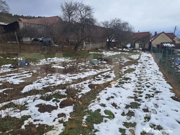 Casă cu 2 camere cu Teren 1400 Mp în Central