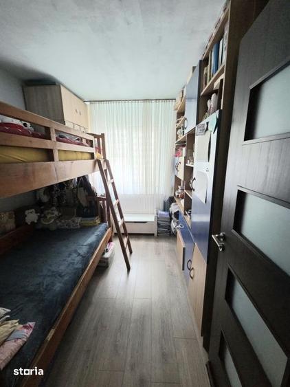 Apartament cu 3 camere în Craiovița Nouă