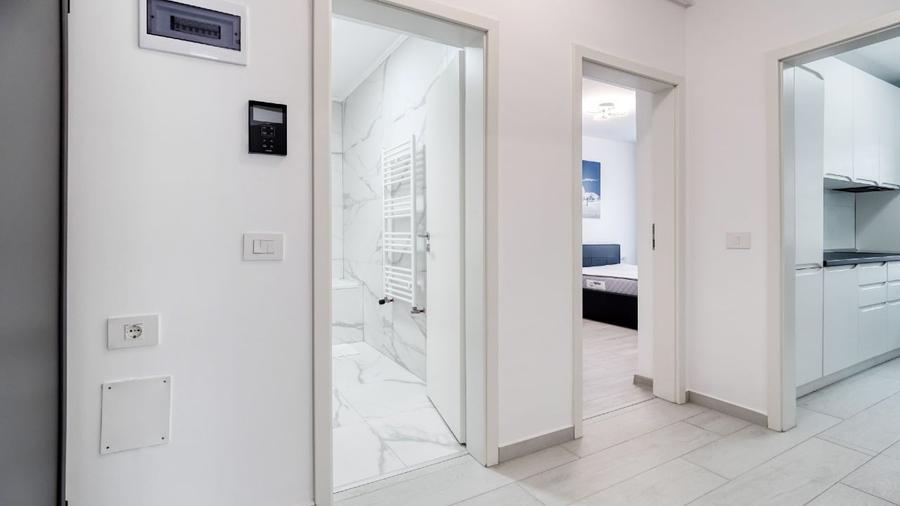 Apartament cu 3 camere decomandat, mobilat în Tractorul