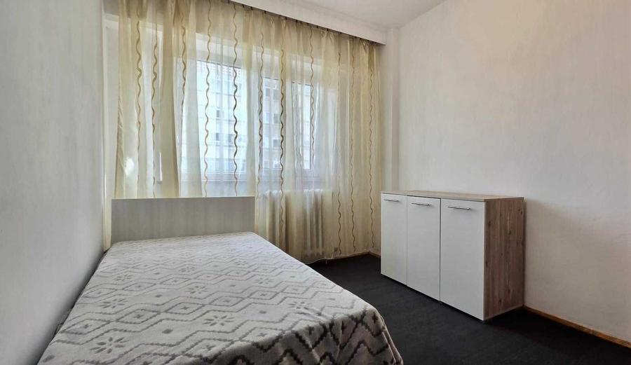 Apartament cu 3 camere decomandat, mobilat în Centru Civic