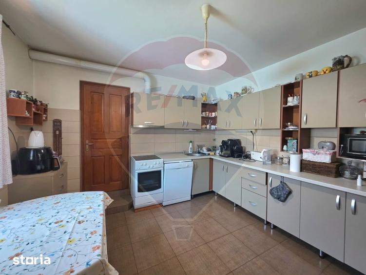 Casă cu 8 camere cu Teren 4534 Mp în Central