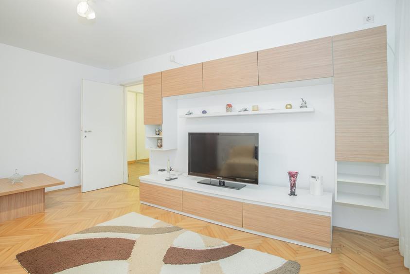 Apartament cu 3 camere decomandat, mobilat în Faleza Nord