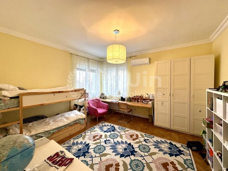Casă individuală cu 9 camere cu Canalizare în Central