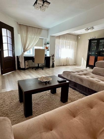 Apartament cu 3 camere decomandat, mobilat în Peninsula