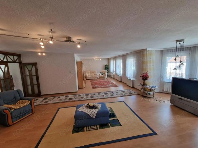 Casă cu 7 camere cu Teren 720 Mp în Vest