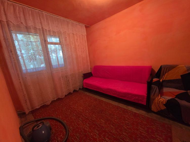 Apartament cu 3 camere semidecomandat în Viziru 1