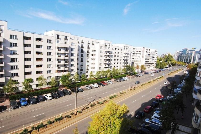 Apartament cu 3 camere decomandat în Nerva Traian