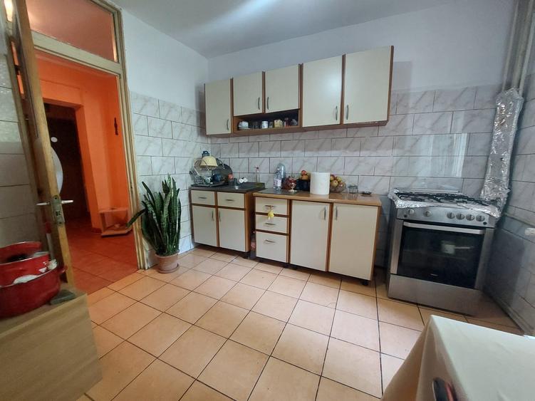 Apartament cu 3 camere decomandat în Sebastian