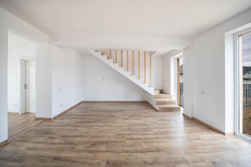 Duplex cu 4 camere cu Canalizare în Sud