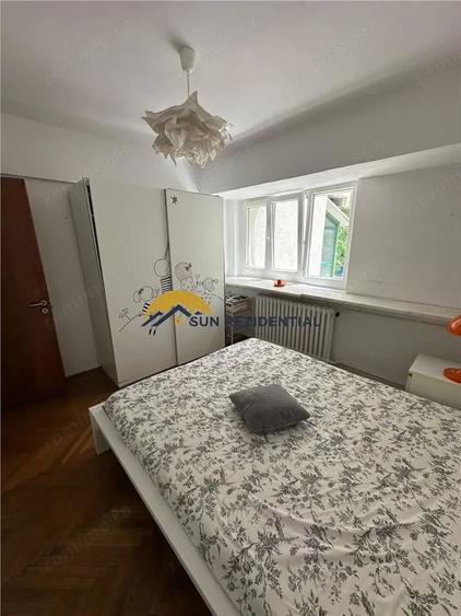 Apartament cu 4 camere decomandat, mobilat în Calea Victoriei