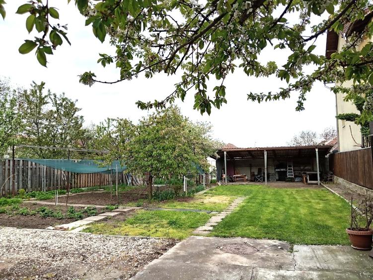 Casă individuală cu 10 camere cu Garaj în Cetate