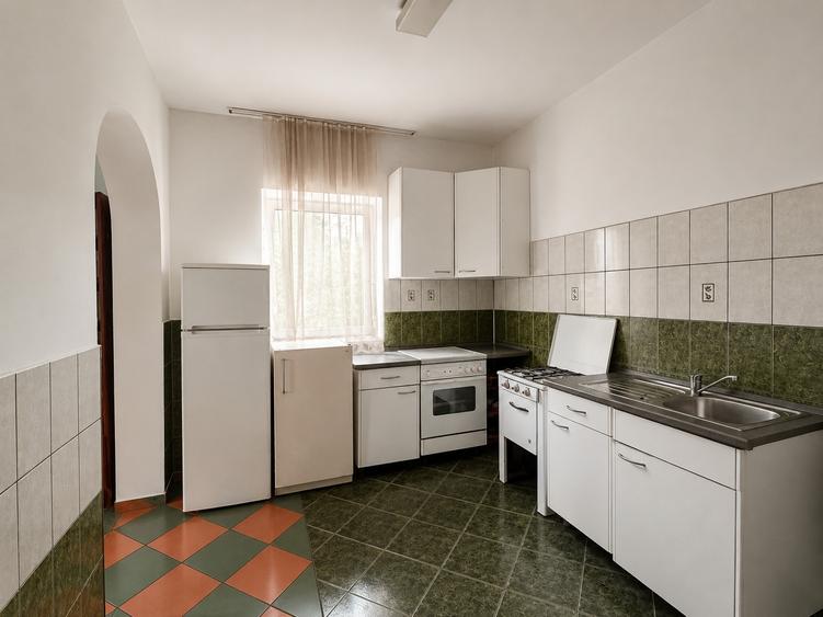Casă individuală cu 8 camere cu Garaj în Popești-Leordeni