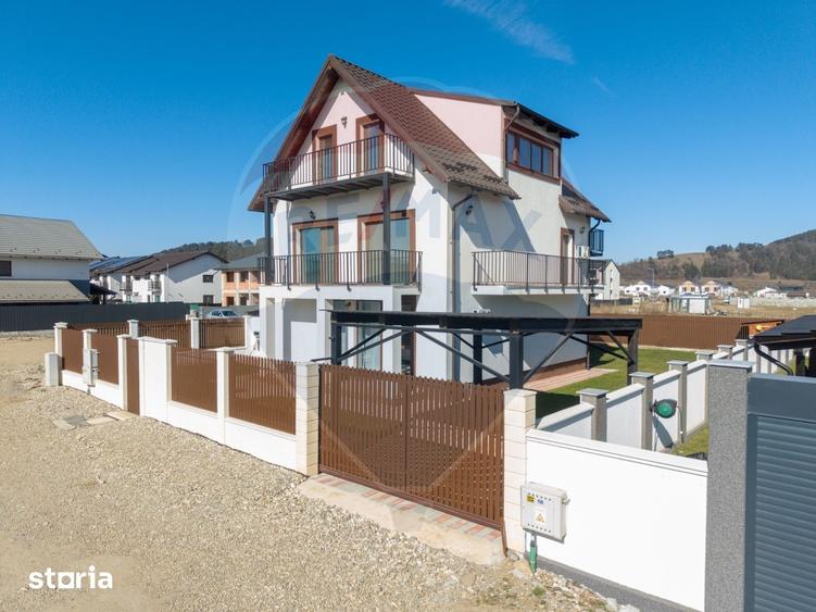 Casă cu 9 camere cu Teren 501 Mp în Astra