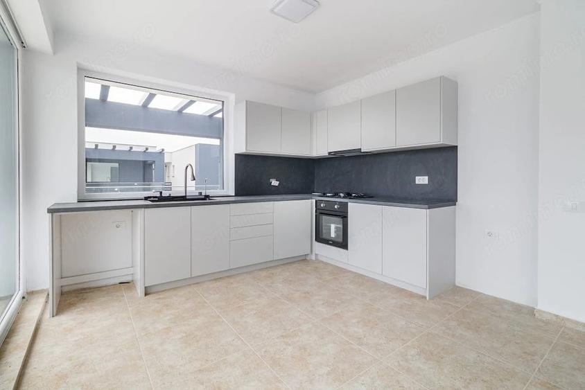 Apartament cu 5 camere semidecomandat în 1 Decembrie