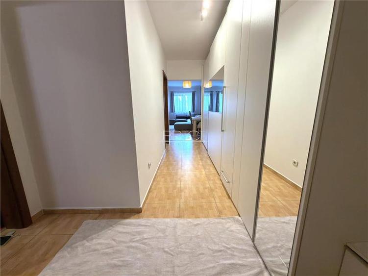 Apartament cu 3 camere semidecomandat, mobilat în Tractorul