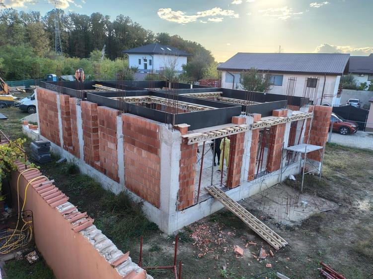 Casă individuală cu 5 camere cu Canalizare în Pantelimon