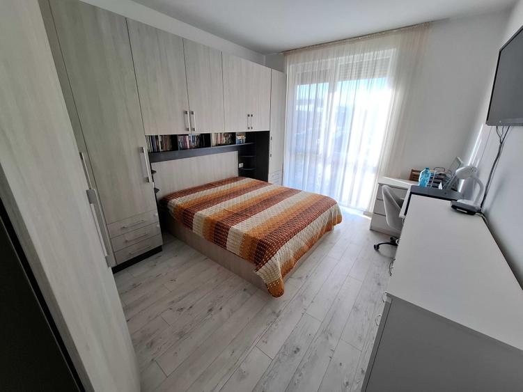Apartament cu 3 camere decomandat în Exterior Vest