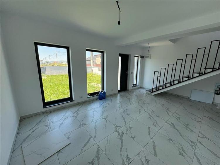 Casă individuală cu 3 camere cu Canalizare în Exterior Vest