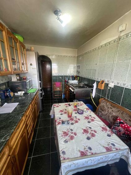 Apartament cu 3 camere semidecomandat în Colentina
