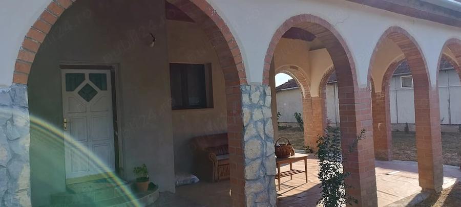 Casă cu 3 camere cu Teren 1800 Mp în Central