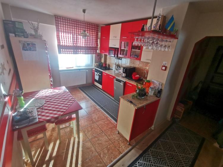Apartament cu 3 camere semidecomandat în Central