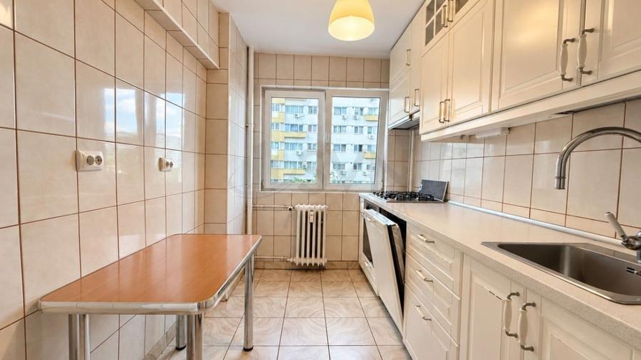 Apartament cu 3 camere semidecomandat în Bucureștii Noi