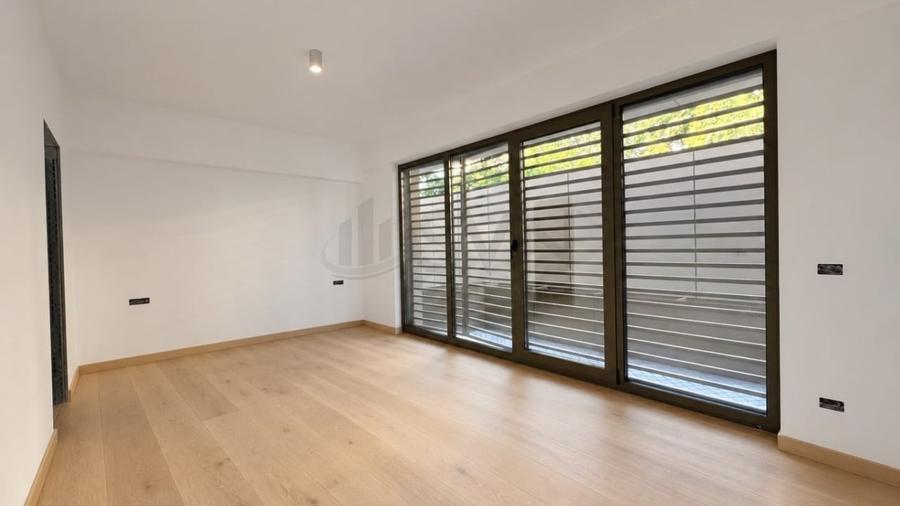 Apartament cu 3 camere decomandat în Calea Victoriei