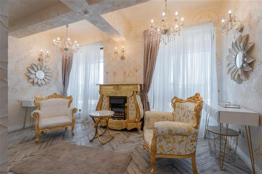 Penthouse cu 4 camere decomandat, mobilat în Central