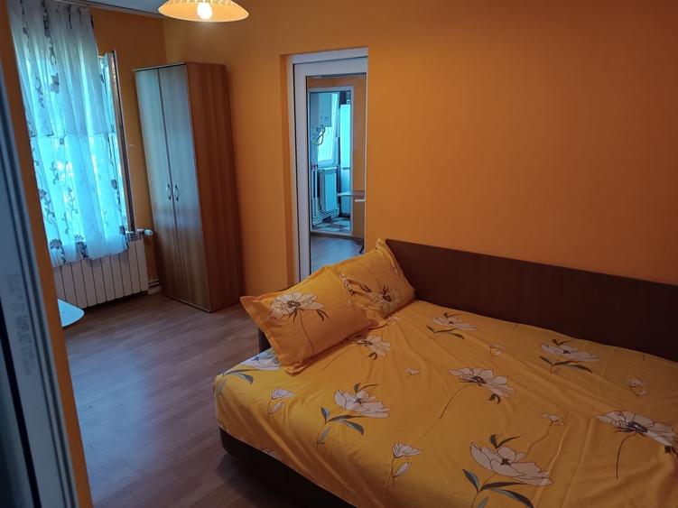 Apartament cu 3 camere semidecomandat în Palazu Mare