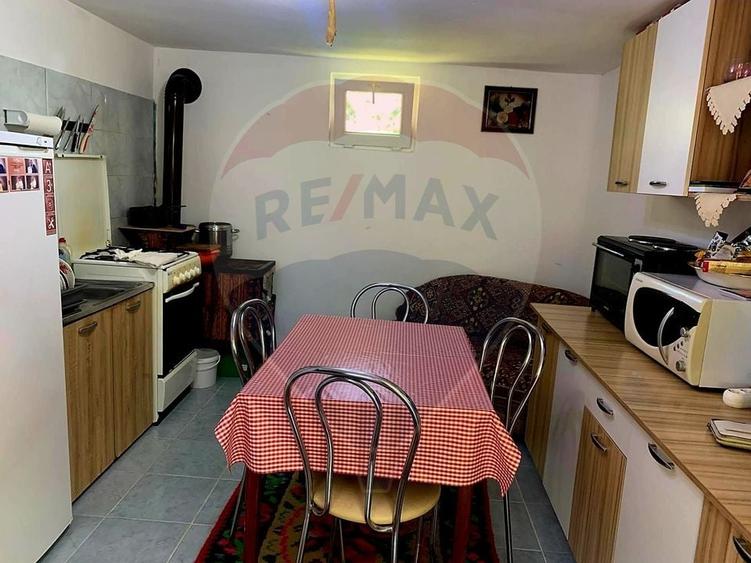 Casă individuală cu 4 camere cu Teren 1043 Mp în Dochia