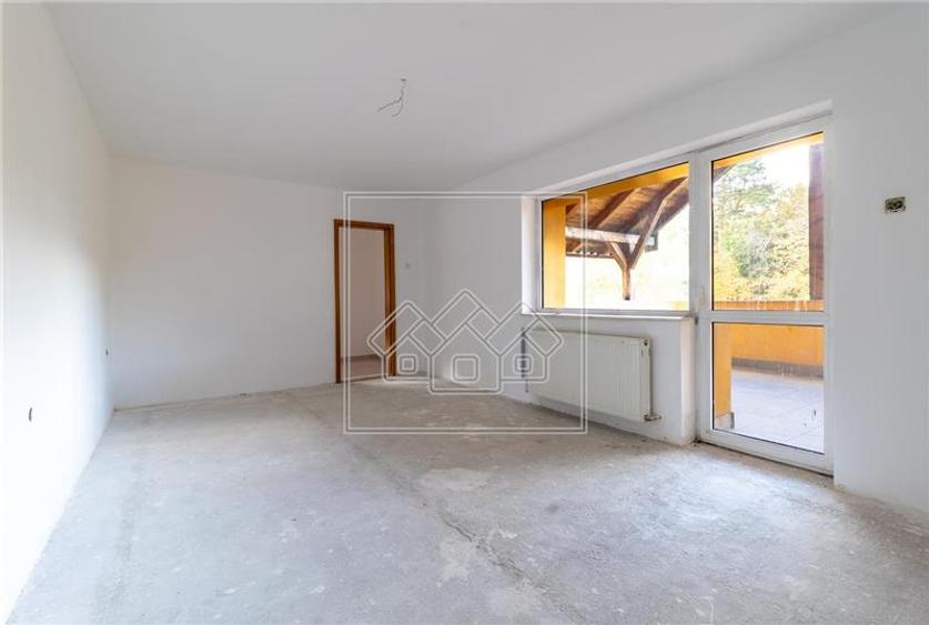 Casă individuală cu 8 camere cu Teren 962 Mp în Sub Arini