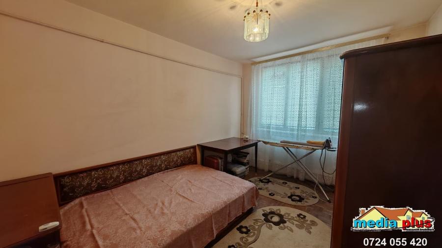 Apartament cu 3 camere semidecomandat în Micro 19