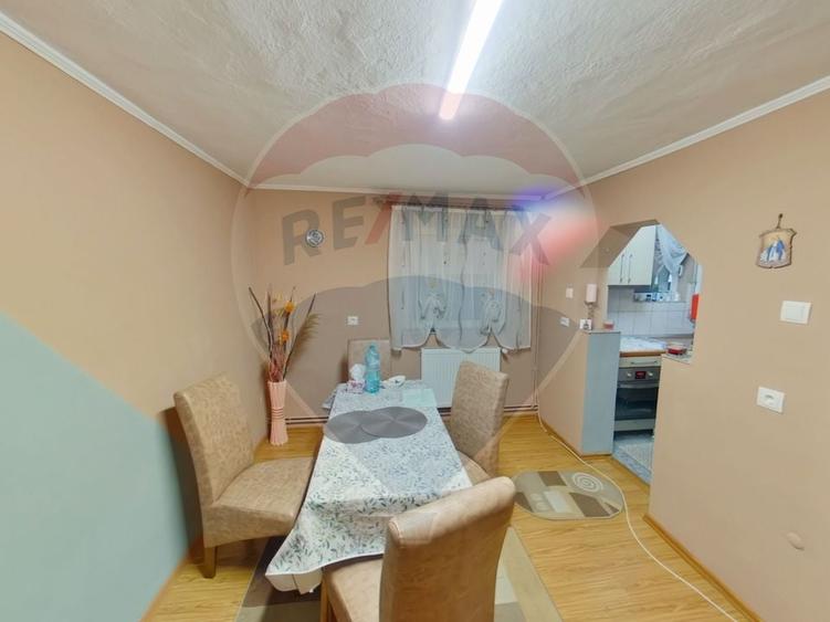Casă cu 4 camere cu Teren 900 Mp în Est