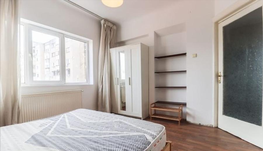 Apartament cu 3 camere semidecomandat în P-ța Muncii