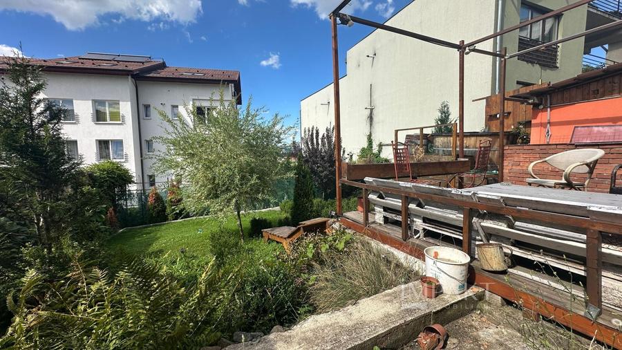 Casă individuală cu 10 camere decomandat cu Canalizare în Central