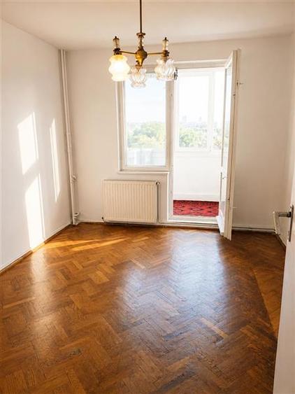 Apartament cu 3 camere decomandat în Calea București