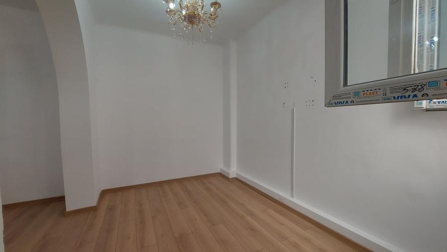 Apartament cu 4 camere semidecomandat în Tineretului