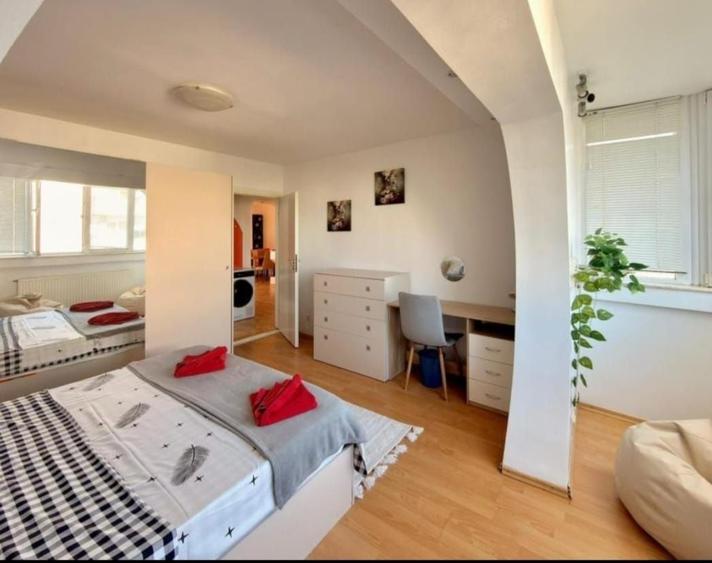 Apartament cu 3 camere decomandat în Plopilor