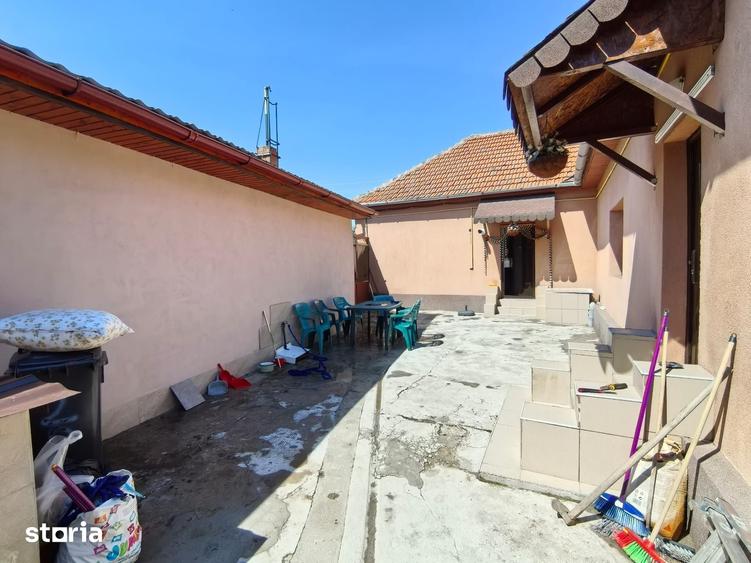 Casă cu 6 camere cu Canalizare în Central