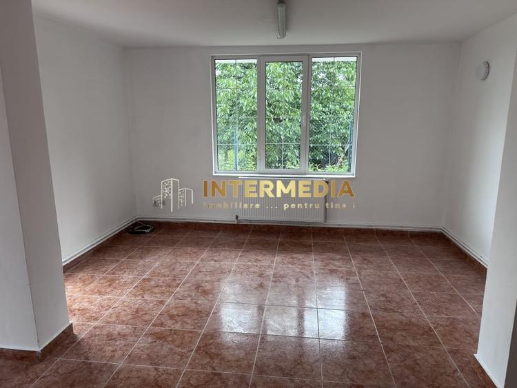 Casă individuală cu 4 camere cu Canalizare în Cetate